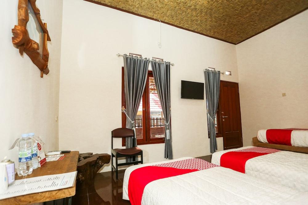 Vaccinated Staff - Oyo 1230 Kampoeng Osing Syariah Guesthouse Banyuwangi (East Java) Exterior foto