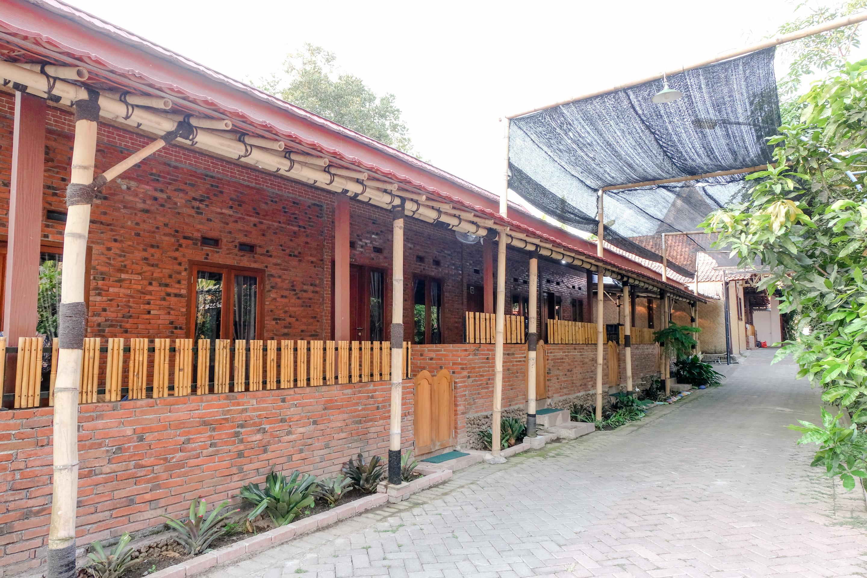 Vaccinated Staff - Oyo 1230 Kampoeng Osing Syariah Guesthouse Banyuwangi (East Java) Exterior foto